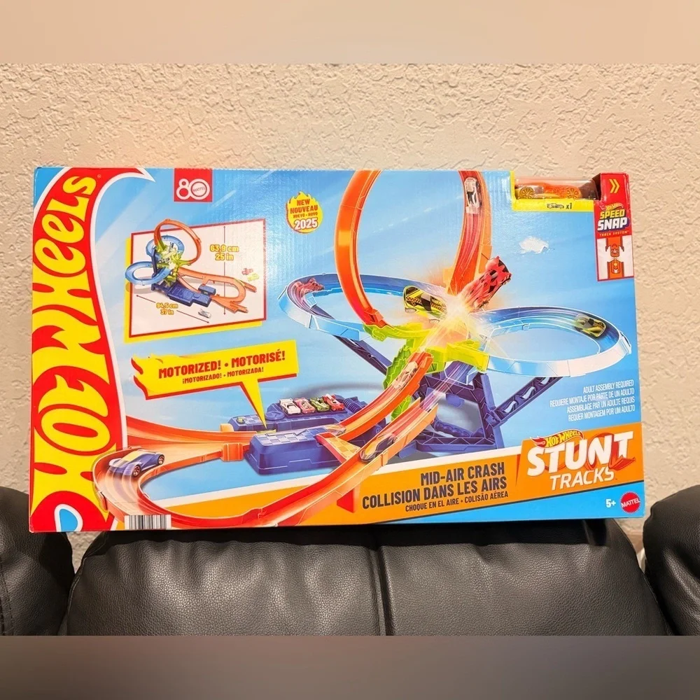 Hot Wheels Stunt Tracks Mid-Air Crash Playset with 1:64 Scale Die-Cast Toy